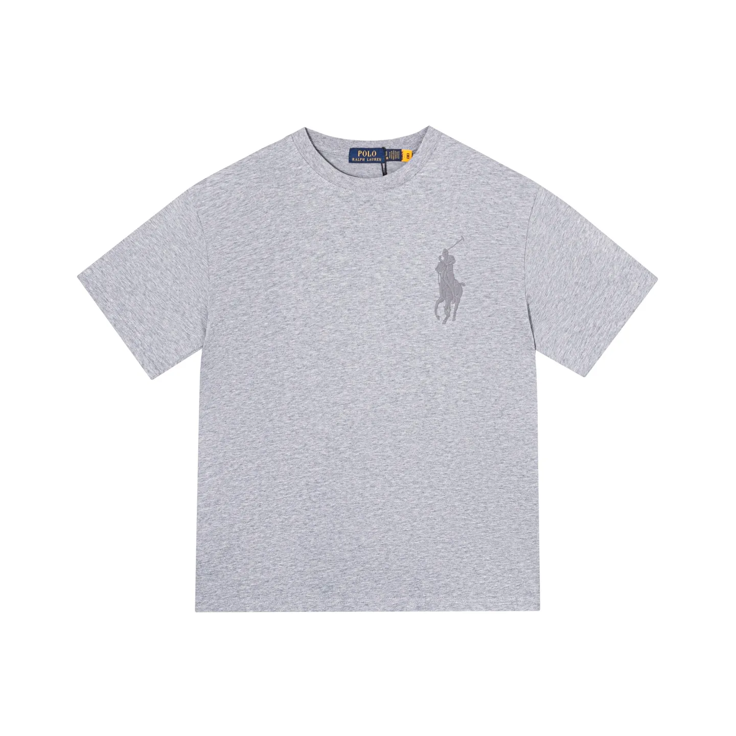P126 Style number: 509 Ralph Lauren/Ralph Lauren 25ss simultaneously launches one-color horse embroidery round neck short sleeves. The main logo on the neck has a QR code mark, which can be scanned for verification, and the detailed horse logo embroidery is all high-density, all made with imported Tajima machines, which distinguishes low-quality products on the market. 32 counts, 240g hydrophilic toner, 100% cotton fabric, comfortable and soft, highly breathable, focusing on high-end cost-effectiveness, needless to say good quality. Available in a variety of colors, both boys and girls can try this genderless style, giving them a yuppie tone in no time. Immerse yourself in your leisurely style, and have your own style in retro. Natural, vivid, and very French romantic feelings perfectly integrate the youthful atmosphere with the trend. The clever embellishment of the horse logo embroidery carries all the eye-catching points. Color: black, white, navy blue, light gray Size: S-xL S Shoulder width 44 Bust 100 Sleeve length 22 Clothing length 68 M Shoulder width 46 Bust 104 Sleeve length 23 Clothing length 70 L Shoulder width 63 Bust 108 Sleeve length 24 Clothing length 72 xL Shoulder width 50 Bust 112 Sleeve length 25 Clothing length 74